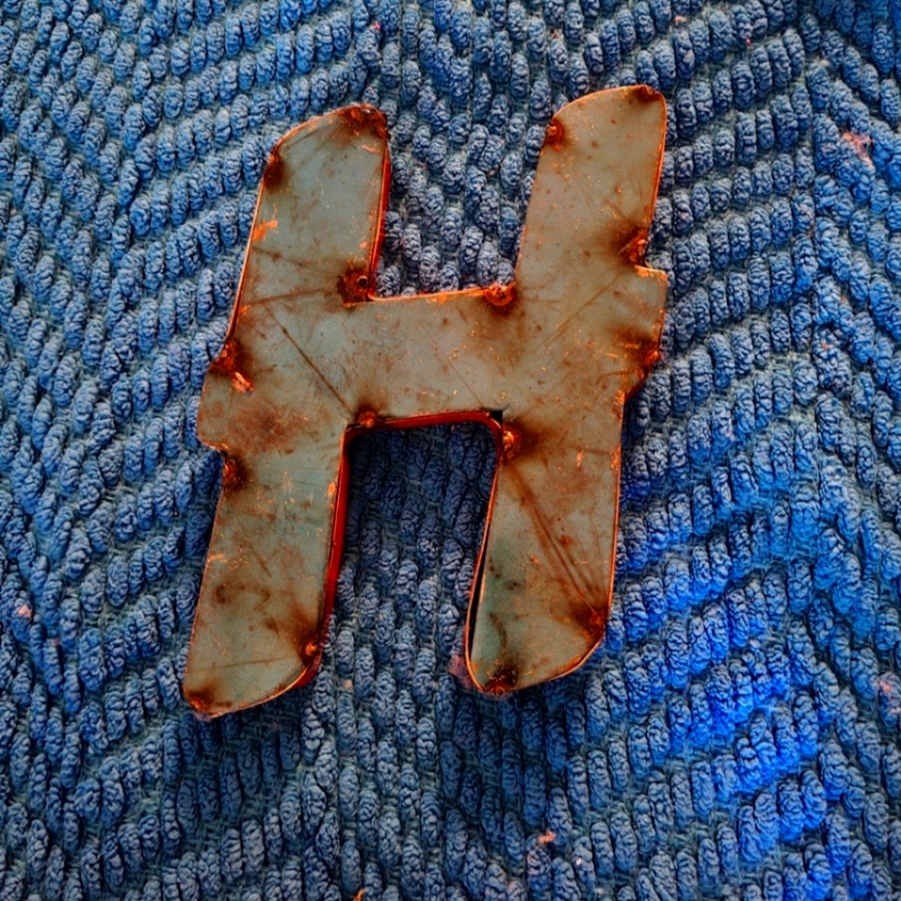Hanging 'H'
